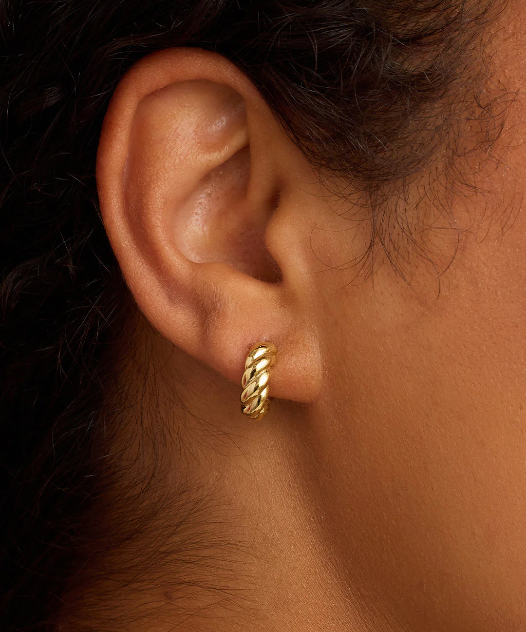 gorjana crew gold helium huggie earring